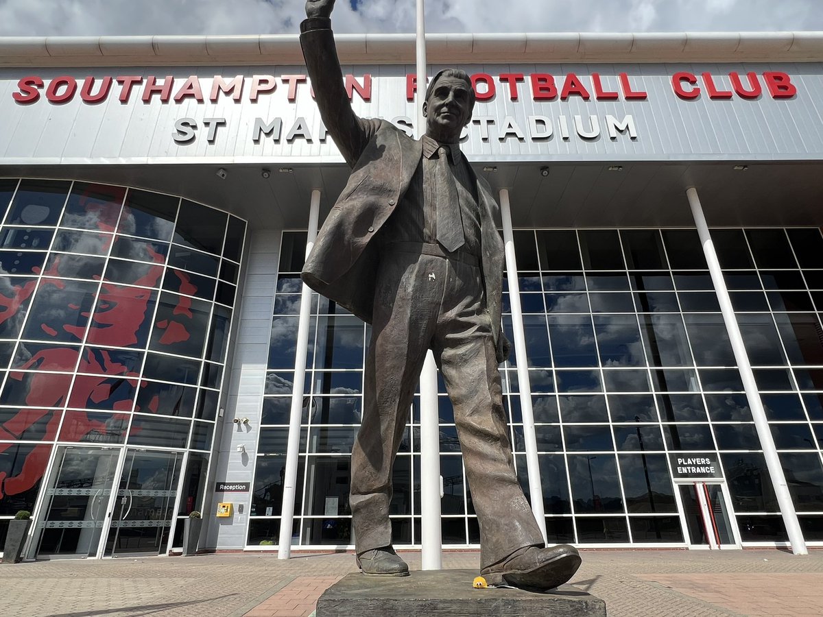 stowtownfc's tweet photo. A quick stop for the #StowBug at St Mary’s Stadium, the home of @SouthamptonFC. 💛🖤 https://t.co/jtUcXs61HC