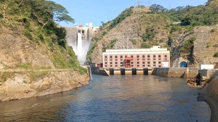 EmmanuelTMT's tweet photo. En RDC, le secteur minier connait un déficit en électricité. Ce qui rend difficile la transformation locale de certains minerais. La Sicomines, a opté pour l'autonomie. Elle s’est dotée de la centrale hydroélectrique de Busanga, le plus haut barrage du Congo. https://t.co/hziBiYjbUD