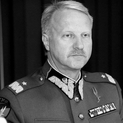 ZaPLMundurem's tweet photo. 16 czerwca 2012 roku tragicznie zginął Gen. Sławomir Petelicki- Ojciec polskich wojsk specjalnych. Gen. Sławomir Petelicki zmarł w wyniku rany postrzałowej." "Jeśli usłyszycie o moim samobójstwie to będzie znaczyć, że mnie dopadli" Gen. Petelicki Zginął bo wiedział za dużo... https://t.co/KyRQV134GZ