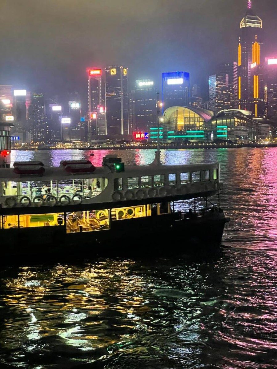 ss_8_ss's tweet photo. Victoria Harbour at night https://t.co/CHF6E9CUNu