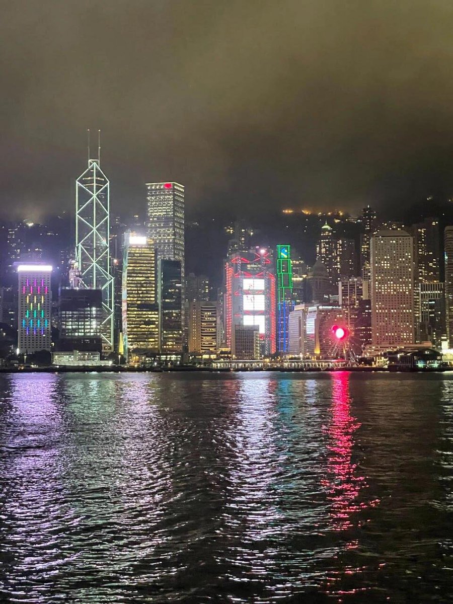 ss_8_ss's tweet photo. Victoria Harbour at night https://t.co/CHF6E9CUNu
