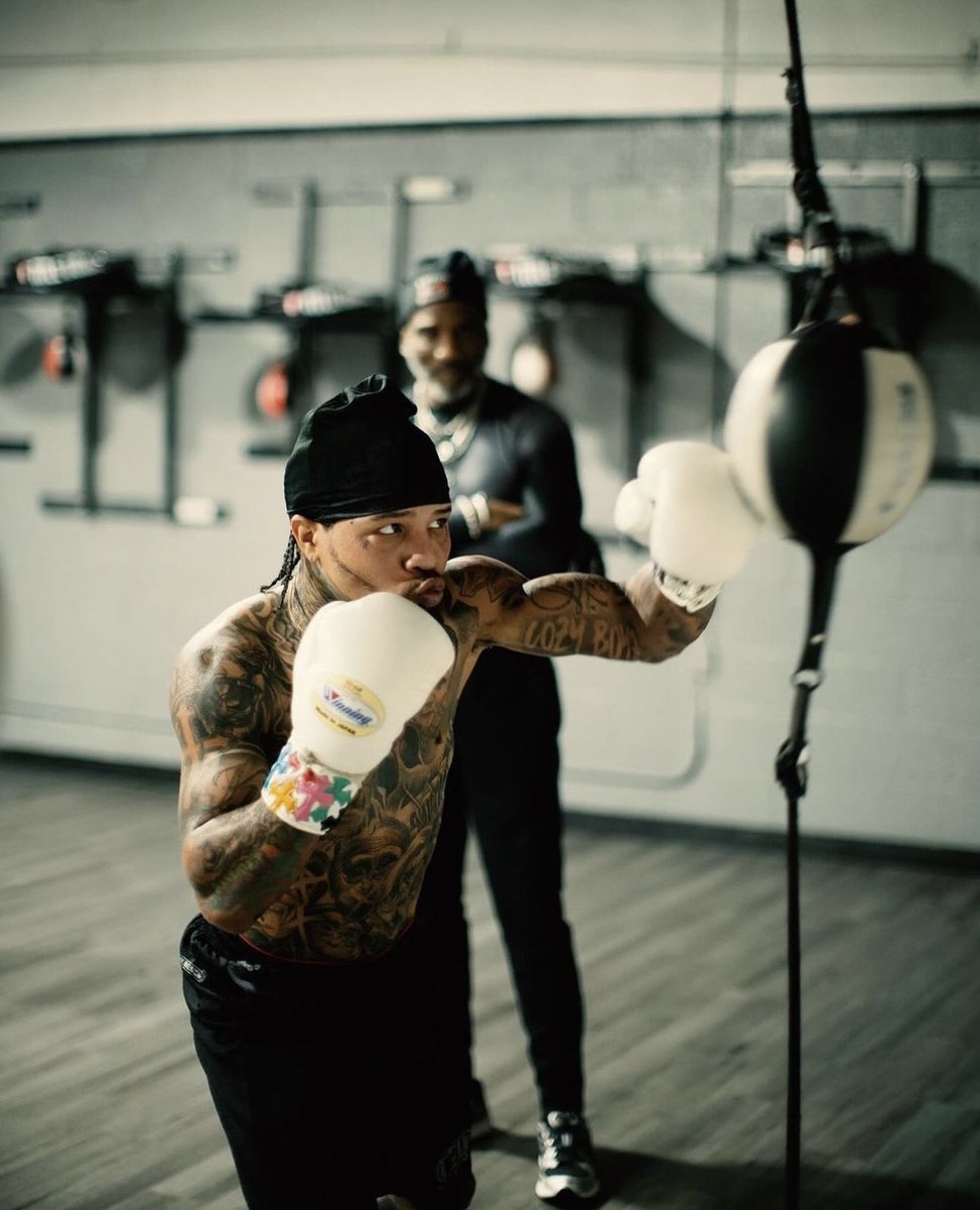 Outlander Magazine tweet media