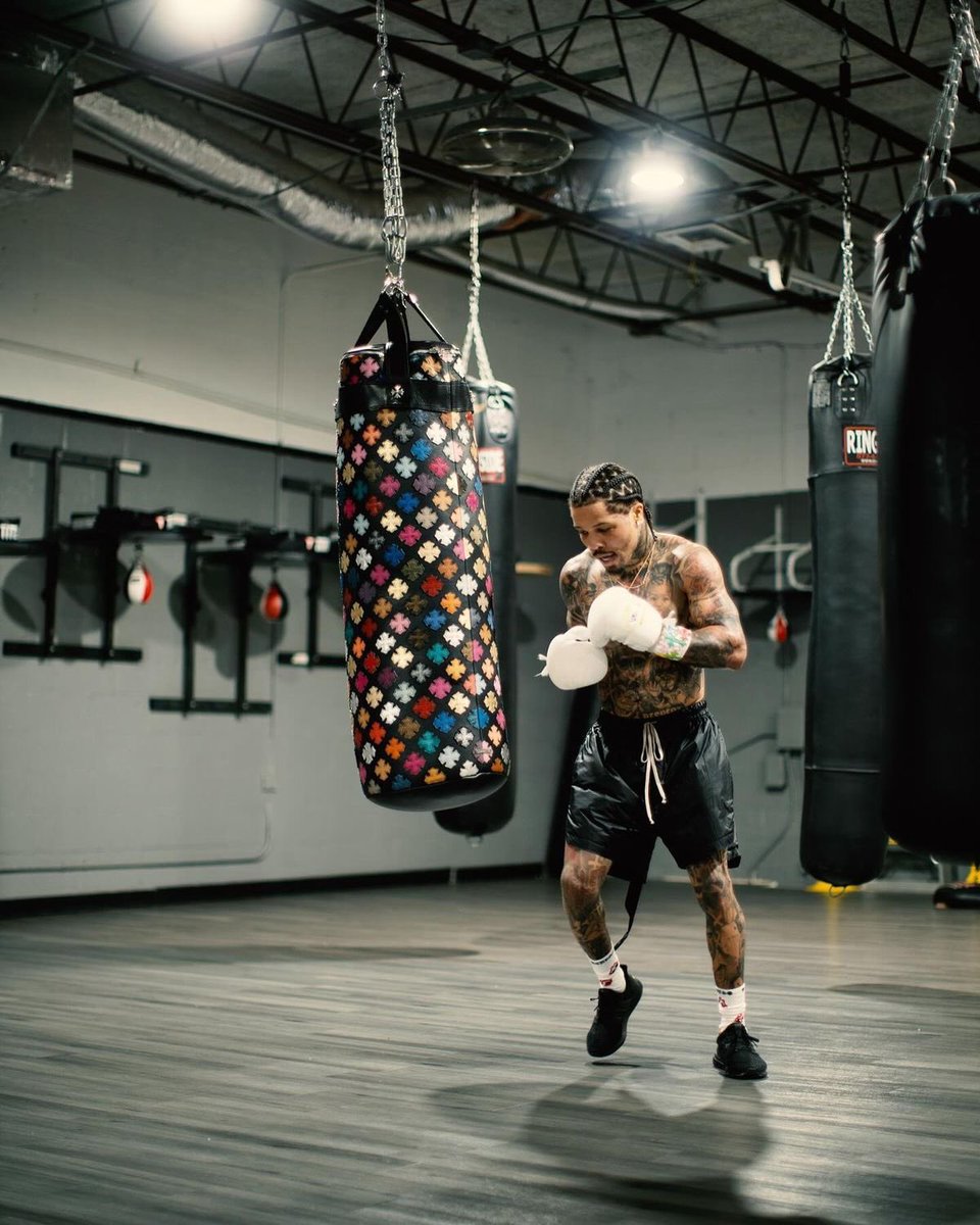 Outlander Magazine tweet media