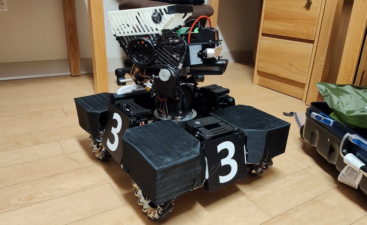 RoboMaster8's tweet photo. 【RMUL2024】
長い作業を終え、RMULの2日目が終了しました!
明日は(現地時間の)午後より1v1の試合のみの予定です!!
明日も是非応援ください🙇♂!!
#RoboMaster
#RMUL
#NAGOYASHACHIHOKO https://t.co/HiT5Wh8wNt