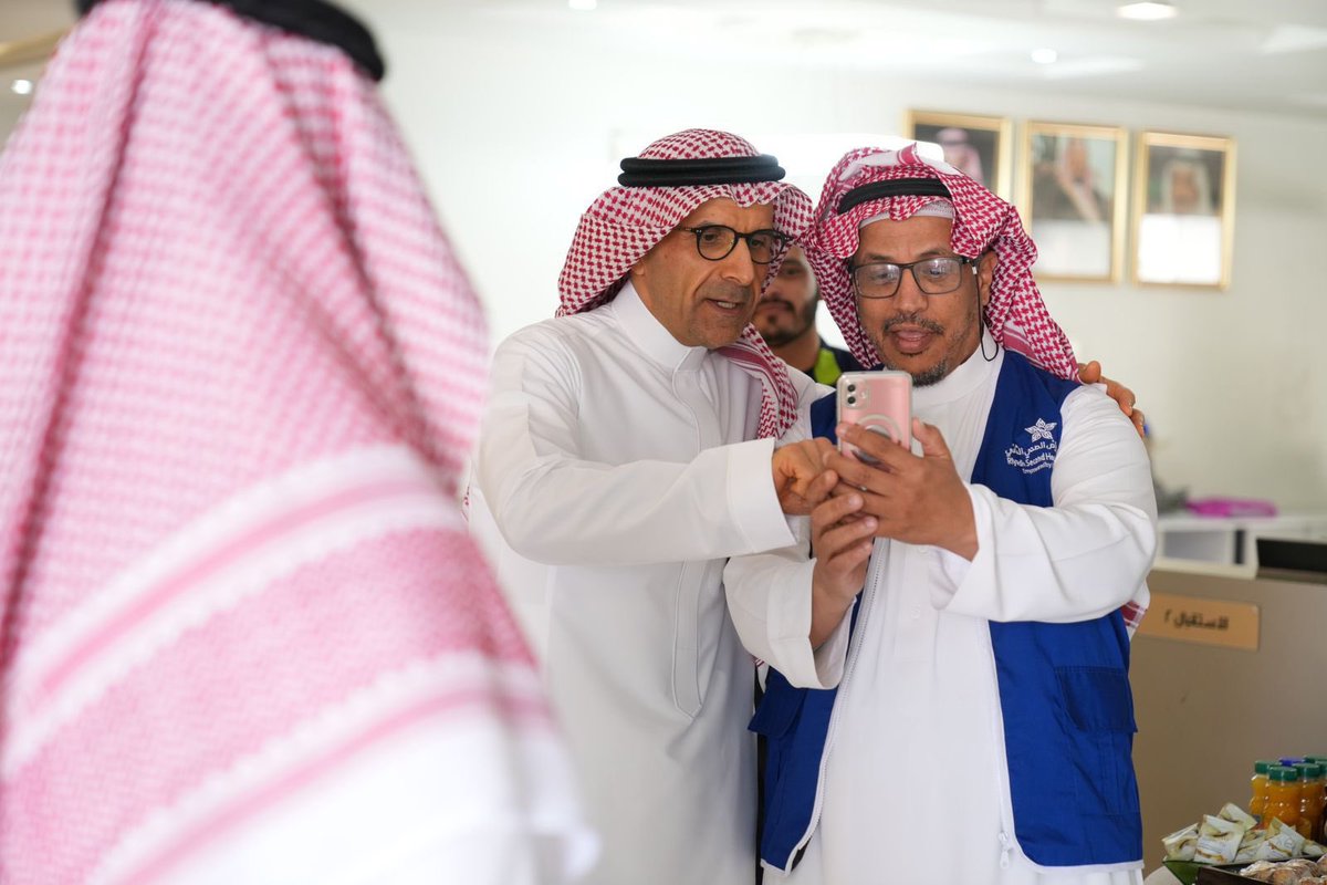 falghofaili's tweet photo. معايدة زملائي المناوبين بـ #تجمع_الرياض_الصحي _الثاني  طاقة إيجابية وابتسامة جميلة، تفاؤل ،جد ، ومحبه 

كل عام وانتم بخير  🌹

#ع��د_الاضحي https://t.co/VnCGT2eoft
