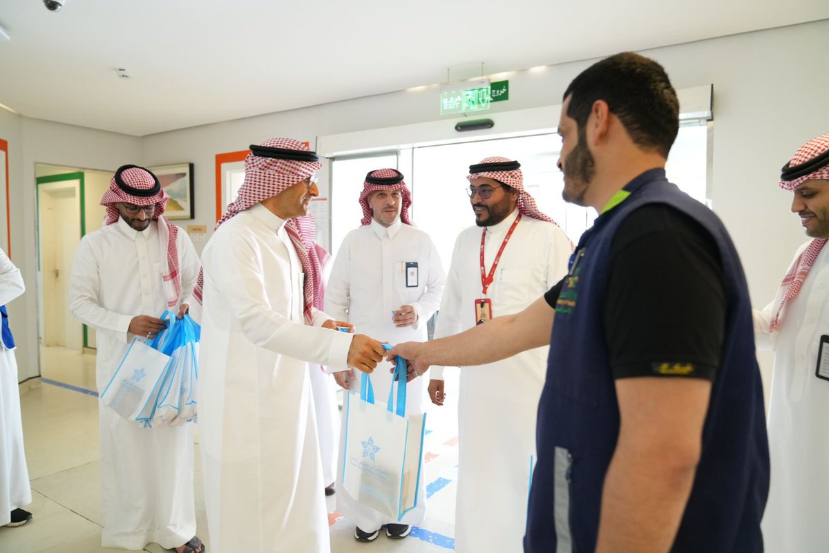 falghofaili's tweet photo. معايدة زملائي المناوبين بـ #تجمع_الرياض_الصحي _الثاني  طاقة إيجابية وابتسامة جميلة، تفاؤل ،جد ، ومحبه 

كل عام وانتم بخير  🌹

#ع��د_الاضحي https://t.co/VnCGT2eoft