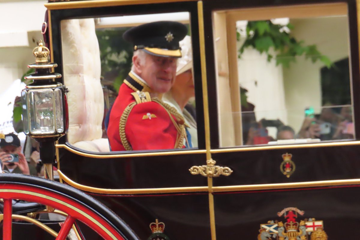 Yukari_sarang03's tweet image. 昨日のパレード、朝早く起きて最前列を確保して英国ロイヤルファミリーを拝見しました👑騎兵隊の行進、お馬さん達の隊列、国王のお姿本当に素晴らしかった👏途中ゲリラ豪雨で挫けそうになったけど、ベランダからのお手ふりの時は快晴になってとても感動した！
#troopingthecolor