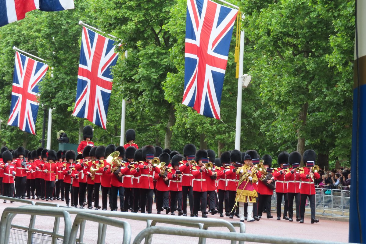 Yukari_sarang03's tweet image. 昨日のパレード、朝早く起きて最前列を確保して英国ロイヤルファミリーを拝見しました👑騎兵隊の行進、お馬さん達の隊列、国王のお姿本当に素晴らしかった👏途中ゲリラ豪雨で挫けそうになったけど、ベランダからのお手ふりの時は快晴になってとても感動した！
#troopingthecolor
