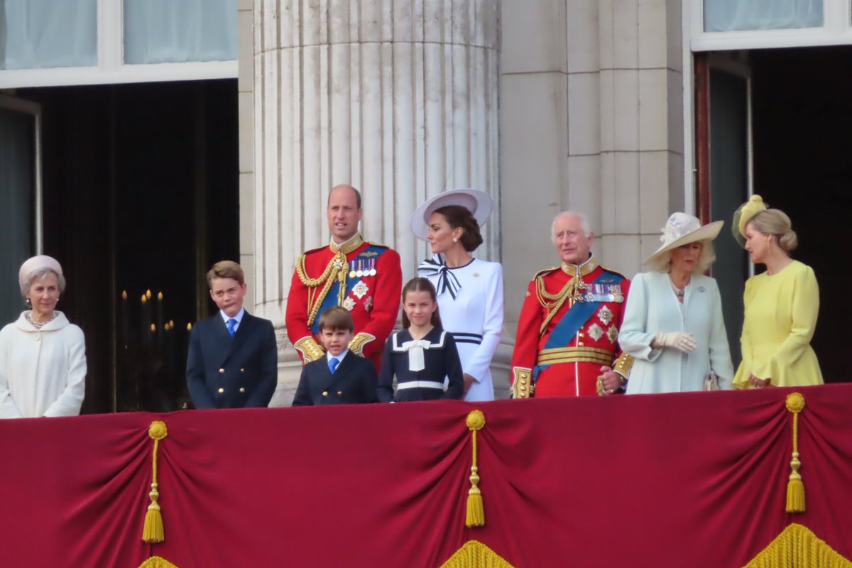 Yukari_sarang03's tweet image. 昨日のパレード、朝早く起きて最前列を確保して英国ロイヤルファミリーを拝見しました👑騎兵隊の行進、お馬さん達の隊列、国王のお姿本当に素晴らしかった👏途中ゲリラ豪雨で挫けそうになったけど、ベランダからのお手ふりの時は快晴になってとても感動した！
#troopingthecolor