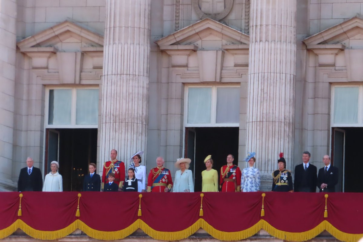 Yukari_sarang03's tweet image. 昨日のパレード、朝早く起きて最前列を確保して英国ロイヤルファミリーを拝見しました👑騎兵隊の行進、お馬さん達の隊列、国王のお姿本当に素晴らしかった👏途中ゲリラ豪雨で挫けそうになったけど、ベランダからのお手ふりの時は快晴になってとても感動した！
#troopingthecolor