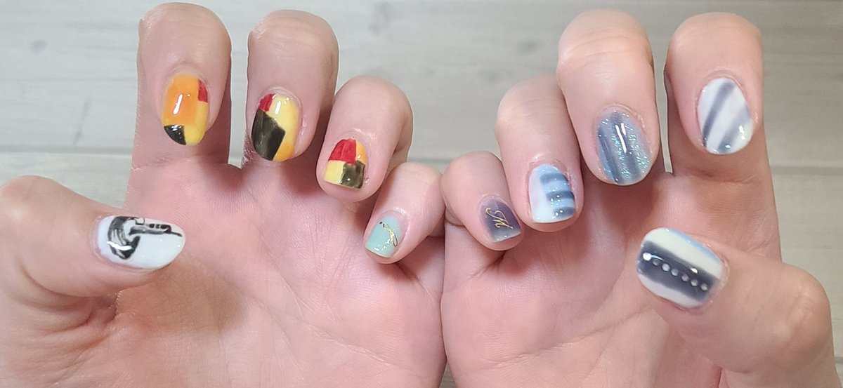 nako244's tweet photo. 後輩に推し活ネイルしてもらった！！💅
みゆくんのアクスタのお衣装をイメージで送ったら、素晴らしいデザインに落とし込んでくれて、ライブロゴまで描いてくれて大感動😭😭
ぜひ見て欲しい！！🙏
すごみゅオーラスまであと4日⤴️気持ち高まったーーー🥳
#SUGOIMUSIC #UUU
#入野自由 https://t.co/wS9eAvq5Wu