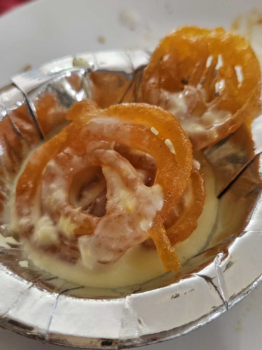 owner_X112's tweet image. Sunday afternoon dessert cant get better - garma garam jalebi with Rabdi...
#dessert #indiandessert #foodie #theme_pic_India_foodies
