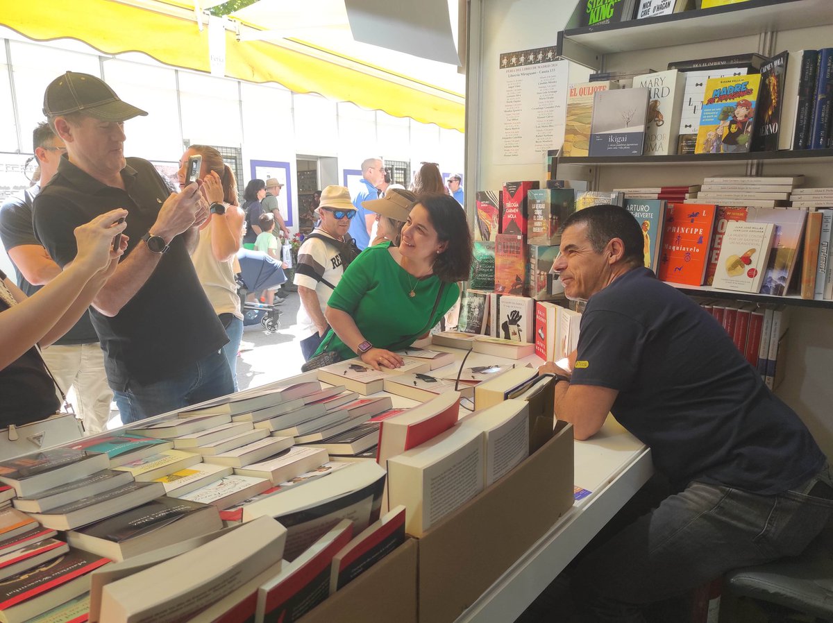 Librería Miraguano. (@miraguano) on Twitter photo ¡Empezamos! (Y acabamos...), con <a href="/manumarlasca/">Manuel Marlasca</a>
¡Feliz último día de la <a href="/FLMadrid/">Feria del Libro de Madrid</a> 2024! ¡Empezamos! (Y acabamos...), con <a href="/manumarlasca/">Manuel Marlasca</a>
¡Feliz último día de la <a href="/FLMadrid/">Feria del Libro de Madrid</a> 2024!