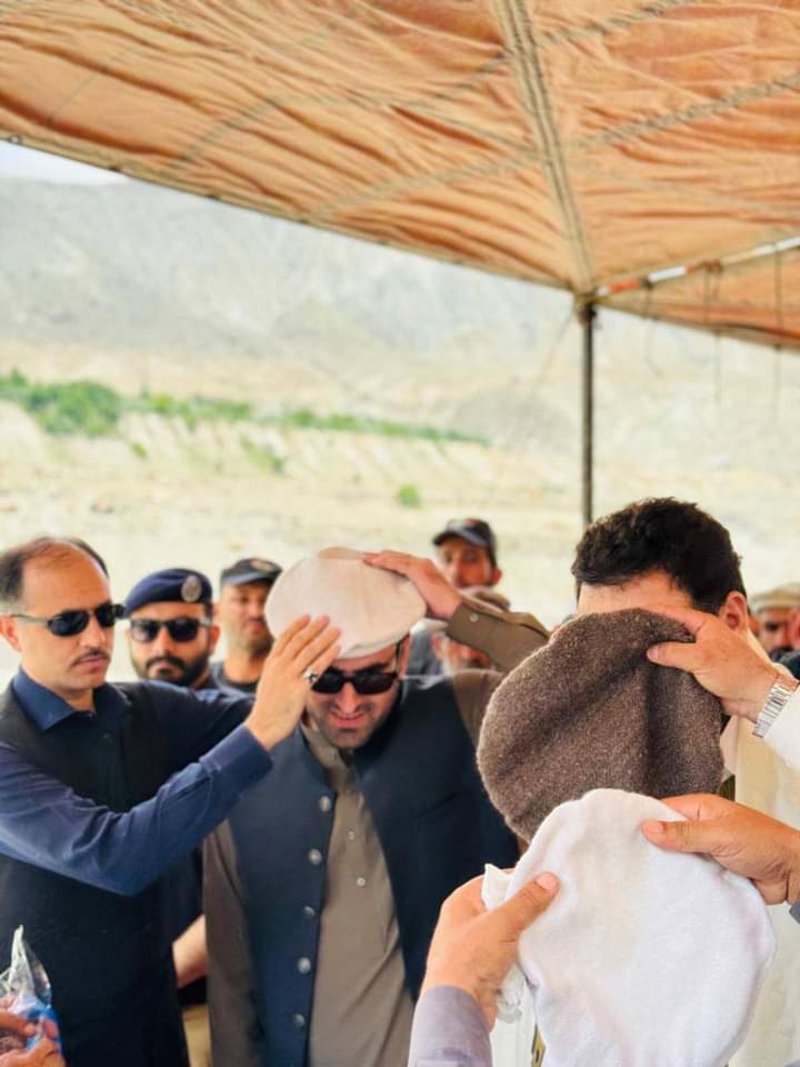 Zabiullah_01's tweet photo. چلاس۔ وزیراعلی گلگت بلتستان حاجی گلبر خان کے ہمراہ صوبائی وزیر امور نوجوانان و تجارت ذبیح اللہ تین روزہ دورہ پر دیامر پہنچ گئے، ڈپٹی کمشنر دیامر فیاض احمد نے دیامر میں زیر تعمیر منصوبوں کے حوالے سے بریفننگ دی.
#GilgitBaltistan #Diamer https://t.co/xMwEs8ayPE