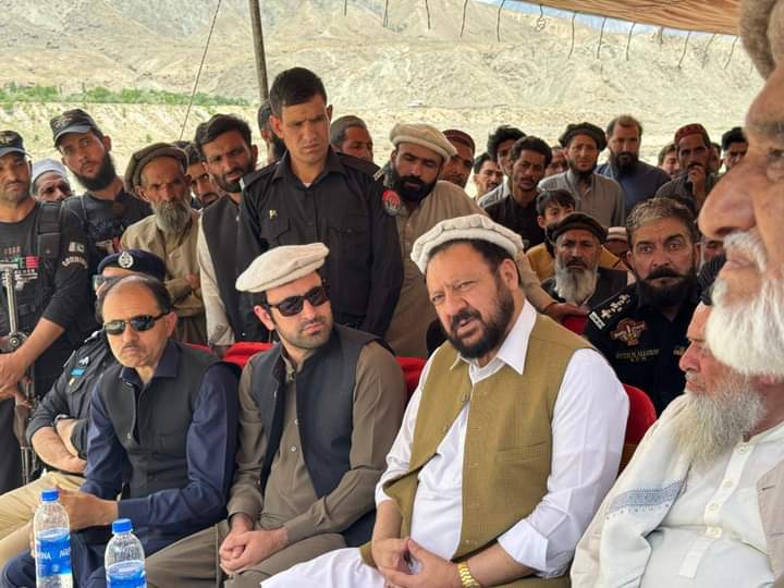 Zabiullah_01's tweet photo. چلاس۔ وزیراعلی گلگت بلتستان حاجی گلبر خان کے ہمراہ صوبائی وزیر امور نوجوانان و تجارت ذبیح اللہ تین روزہ دورہ پر دیامر پہنچ گئے، ڈپٹی کمشنر دیامر فیاض احمد نے دیامر میں زیر تعمیر منصوبوں کے حوالے سے بریفننگ دی.
#GilgitBaltistan #Diamer https://t.co/xMwEs8ayPE