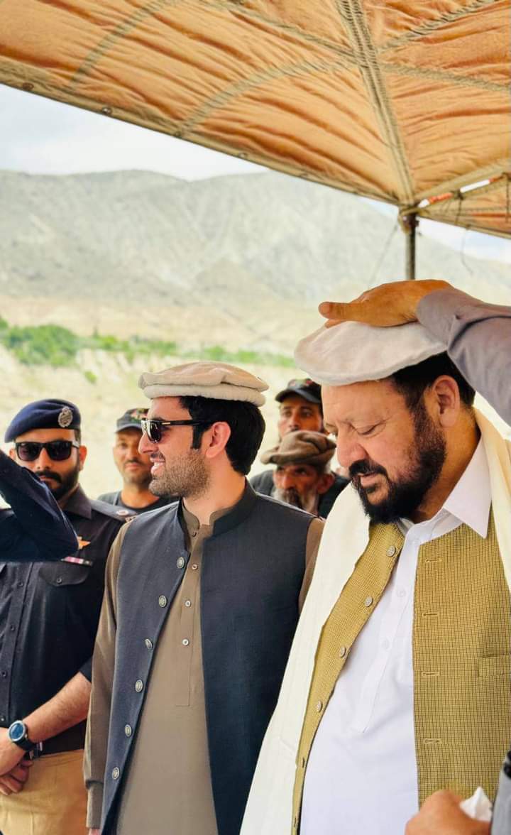 Zabiullah_01's tweet photo. چلاس۔ وزیراعلی گلگت بلتستان حاجی گلبر خان کے ہمراہ صوبائی وزیر امور نوجوانان و تجارت ذبیح اللہ تین روزہ دورہ پر دیامر پہنچ گئے، ڈپٹی کمشنر دیامر فیاض احمد نے دیامر میں زیر تعمیر منصوبوں کے حوالے سے بریفننگ دی.
#GilgitBaltistan #Diamer https://t.co/xMwEs8ayPE