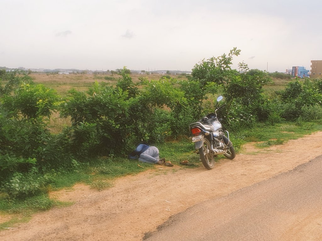 databaaj's tweet photo. #WeekendLSD with 109th HM of 22 Kms.
Hydration: Buttermilk, water
Pace < 8:00 ✅
AHR < 142 ✅
Distance > 25Kms ✅
Wkly mileage>83 Kms ✅
Found a guy lying on the road. Thought he was gone. But figured "नशा शराब में होता तो नाचती बोतल😃!
#RunningTwitter
#Pledge24 #ARStats2024 https://t.co/OoQIoTA0uQ