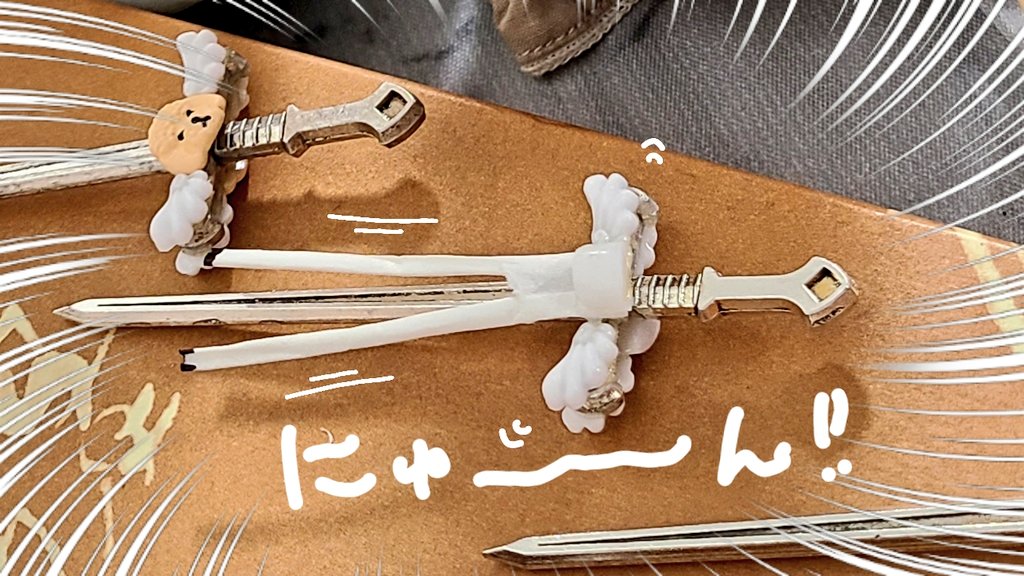 bakenyan21's tweet photo. 「伝説の剣(玩具)より、こっちの剣(中古)の方がマシそう…」
「でも中古って、いわく付きじゃないか不安…」
「まずは様子見ですぅ」
「なんか…柄の所が変化してますぅ」
「この剣、魔物なんじゃ…」
「洞窟内で見かけたモチーフ、翼の生えた獅子…と見せかけて、プードル!?」
#DOF23 https://t.co/ylqkOYQ8CN