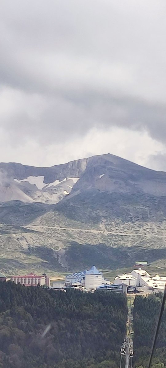 Tarihin  açık ara farkla en sıcak haziranı yaşanırken Uludagda eşi benzeri görülmemiş kar kaybı yaşadı. İlk foto 26 mayıs 2. Foto 15 Haziran 20 gün arayla aradaki fark 1. Foto sarıalandan mesafe çok uzak 2 foto 2. Oteller bólgesinden  yakın foto olmasına rağmen çok ciddi kayıp