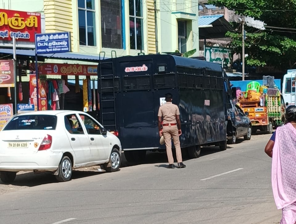 vmkpage's tweet photo. சாலை மறியலில் ஈடுபடவுள்ள‌ வெள்ளாளர்‌ முன்னேற்ற கழகத்தினரின் கைது செய்யும்‌ விதமாக

காவல்துறையை குவித்துள்ள போக்கை மிக வண்மையாக கண்டிக்கின்றோம்

இந்த ஜனநாயக நாட்டில் அமைதி வழியில் போராட கூட அனுமதிக்காத பாசிச அரசாக செயல்படுகிறது ஆளும் அரசு https://t.co/WHx2cWzAtn