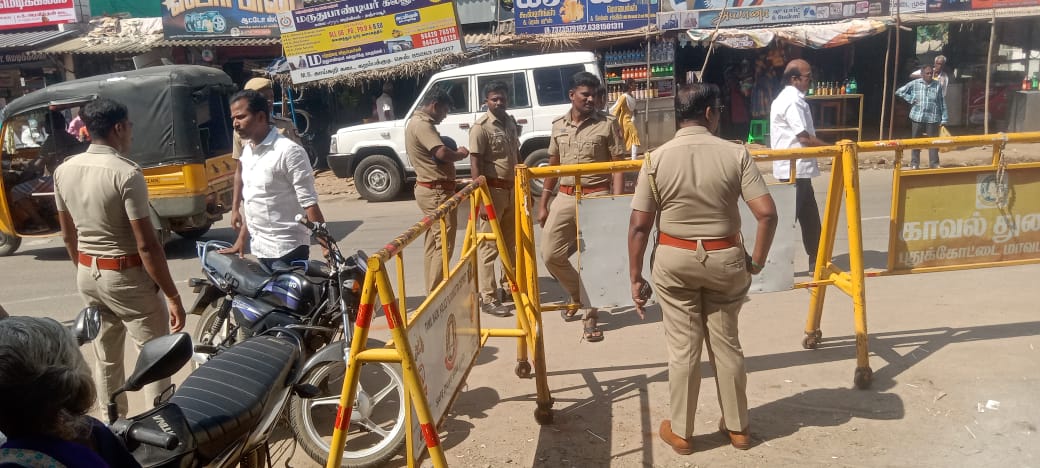 vmkpage's tweet photo. சாலை மறியலில் ஈடுபடவுள்ள‌ வெள்ளாளர்‌ முன்னேற்ற கழகத்தினரின் கைது செய்யும்‌ விதமாக

காவல்துறையை குவித்துள்ள போக்கை மிக வண்மையாக கண்டிக்கின்றோம்

இந்த ஜனநாயக நாட்டில் அமைதி வழியில் போராட கூட அனுமதிக்காத பாசிச அரசாக செயல்படுகிறது ஆளும் அரசு https://t.co/WHx2cWzAtn