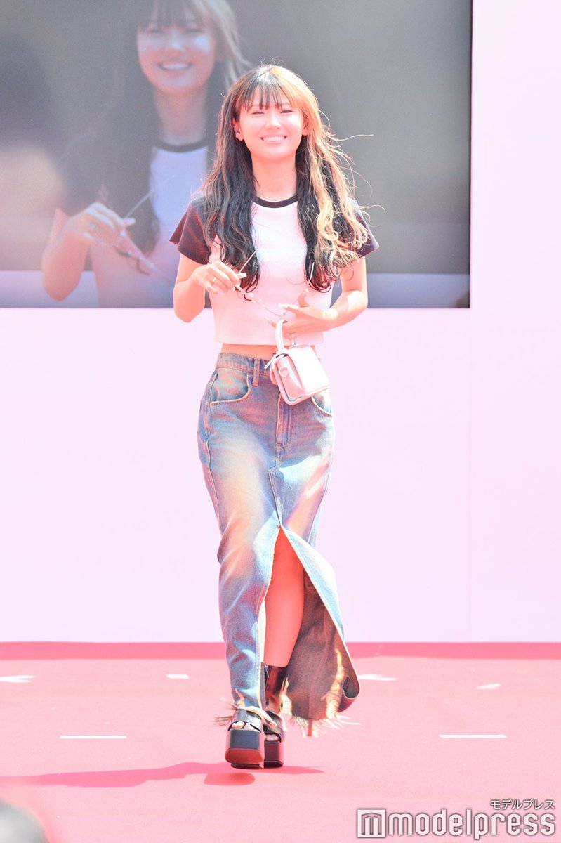 GAKUSEI RUNWAY】 フォーエイト48あみか へそ出し＆スリットから美脚