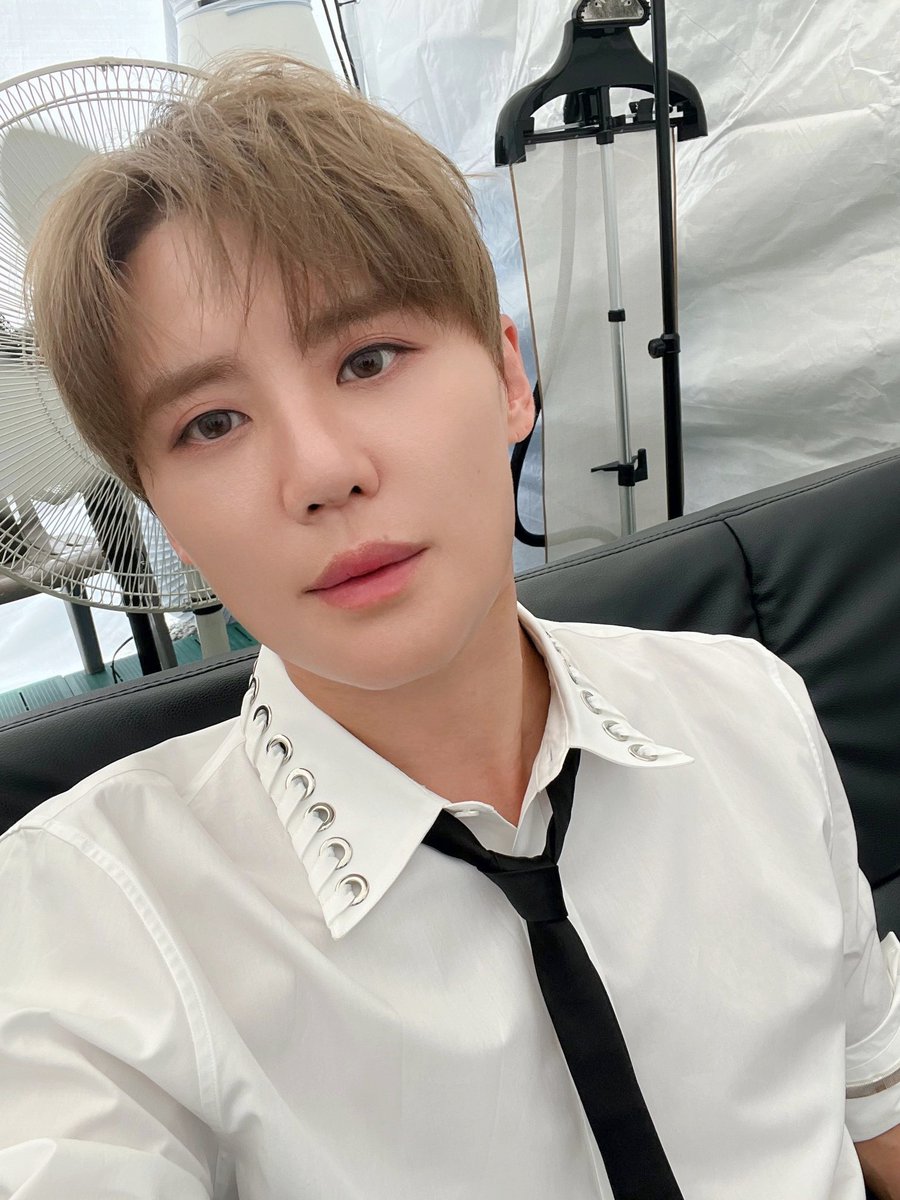 혹시나 어제 셀카로 포토카드 뽑으시는분들! 
좀 밝게 보정햇어욤...
점바점이겟지만 팜투리원본으로 뽑으니까 용안이 어둡게나옴 ㅠㅠ