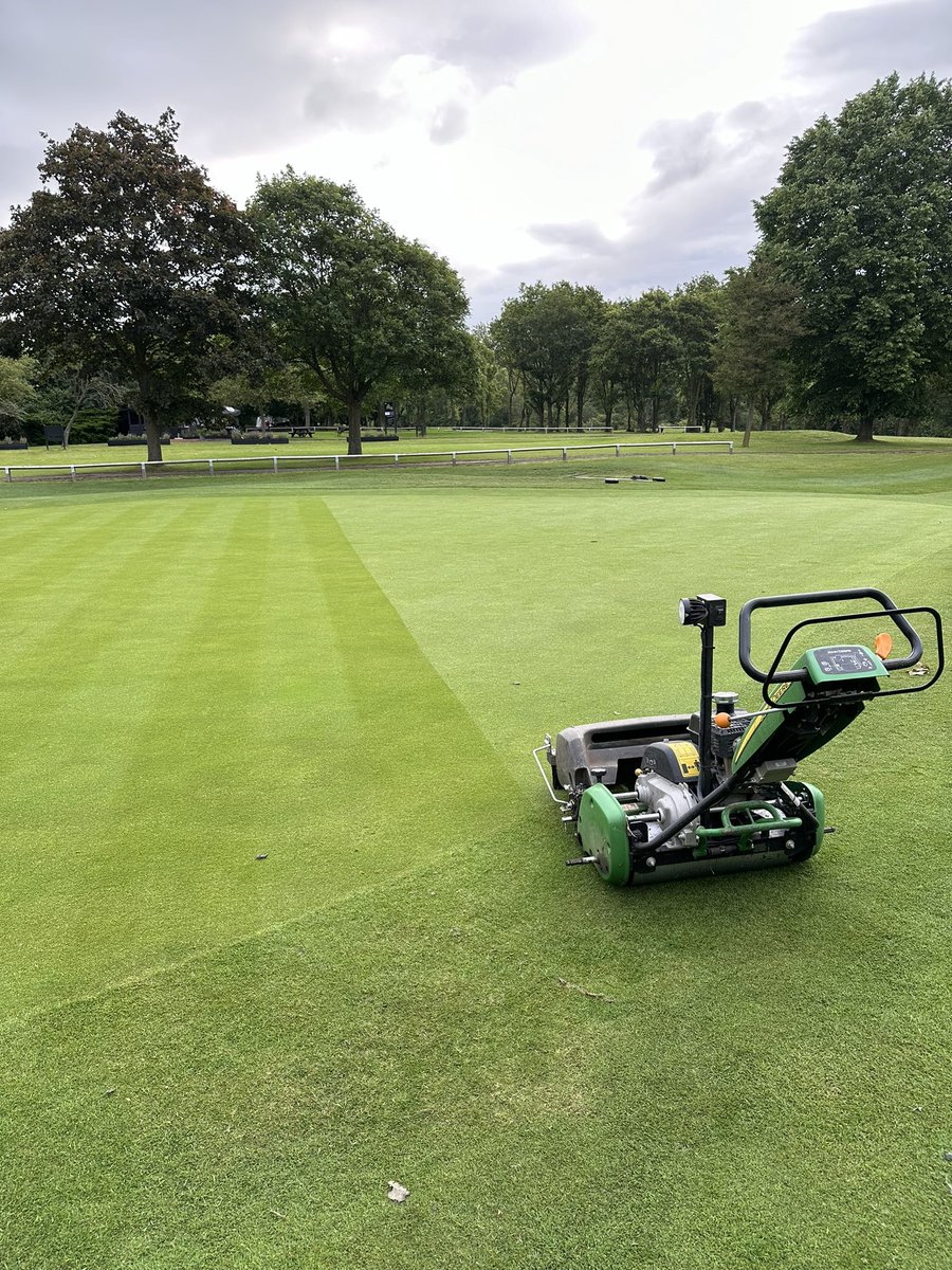 Nothing better to wake you up on a Sunday morning than a side-to-side pedestrian cut <a href="/Abridgegolfclub/">Abridge Golf Club</a> 
Happy Father’s Day to all the greenkeeper dads up early this morning