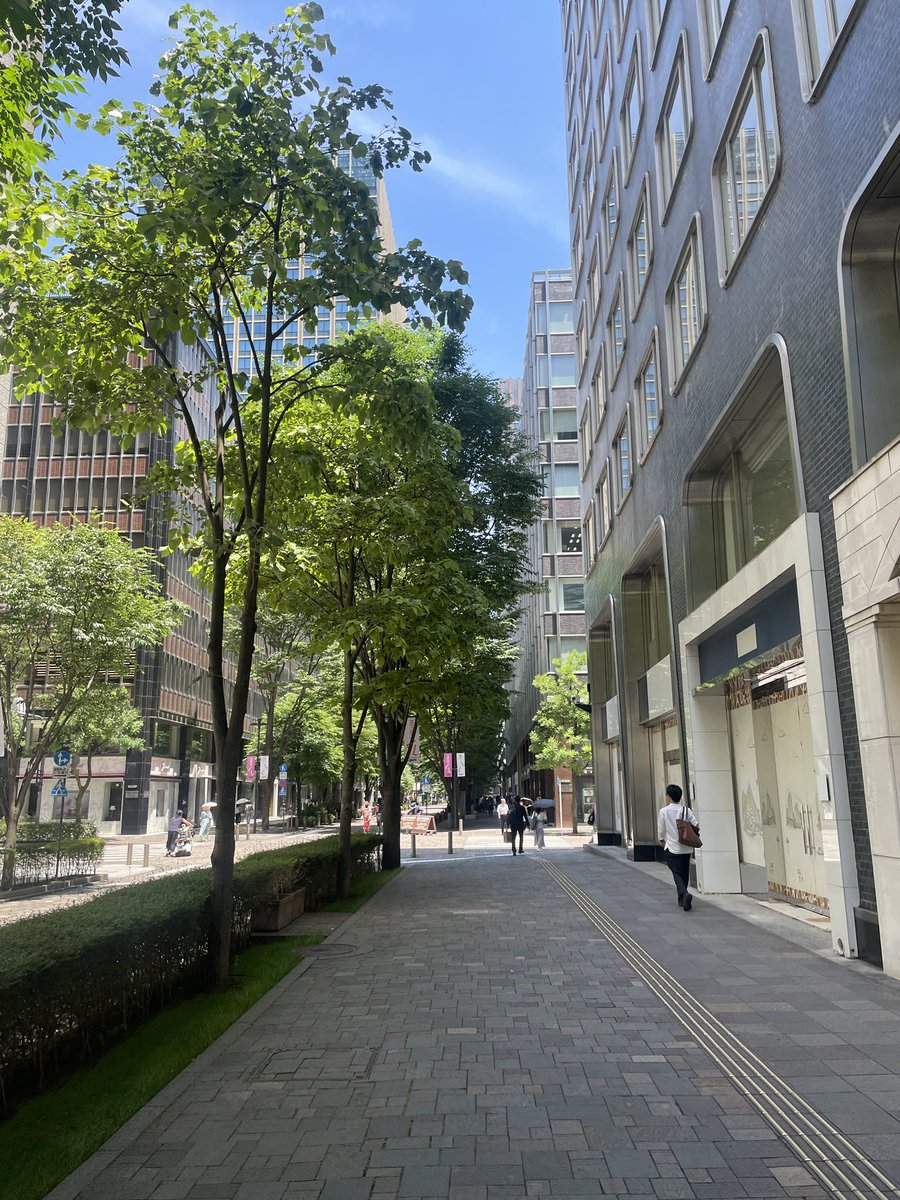 RINA___vlog's tweet photo. 休日の午前中の丸の内中通りは人が少なくて好き🌿飲みたかったディーンアンドデルーカの桃のフラッペ🍑
想像の味と少し違った🥲🥲笑 https://t.co/xnTWIt0yC7