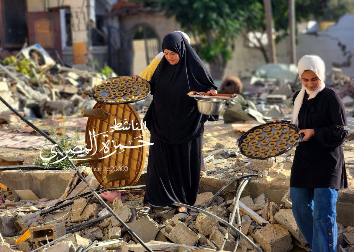 yara_sa2's tweet photo. Gazan women make Eid sweets on the ruins of their destroyed homes in Khan Yunis https://t.co/mPwY1cvALl