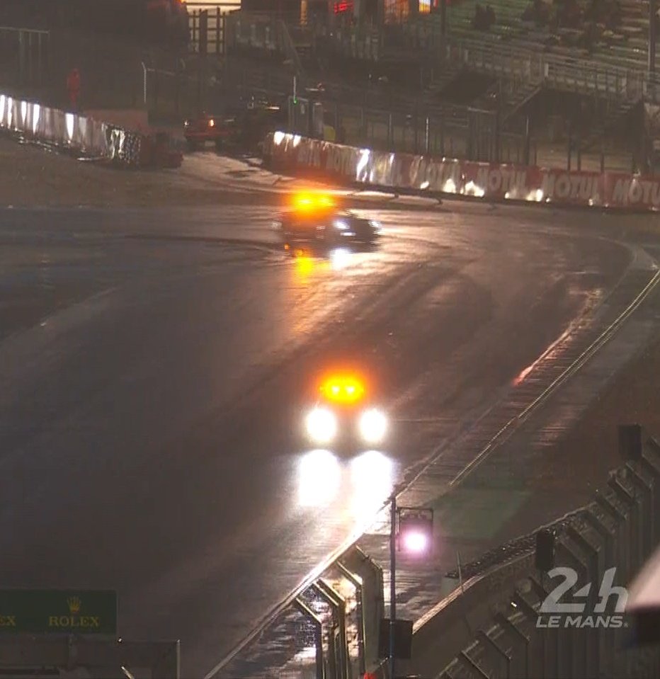 El safety car yendo ayudar al safety car que se quedo sin gasolina en las 24 horas de le mans