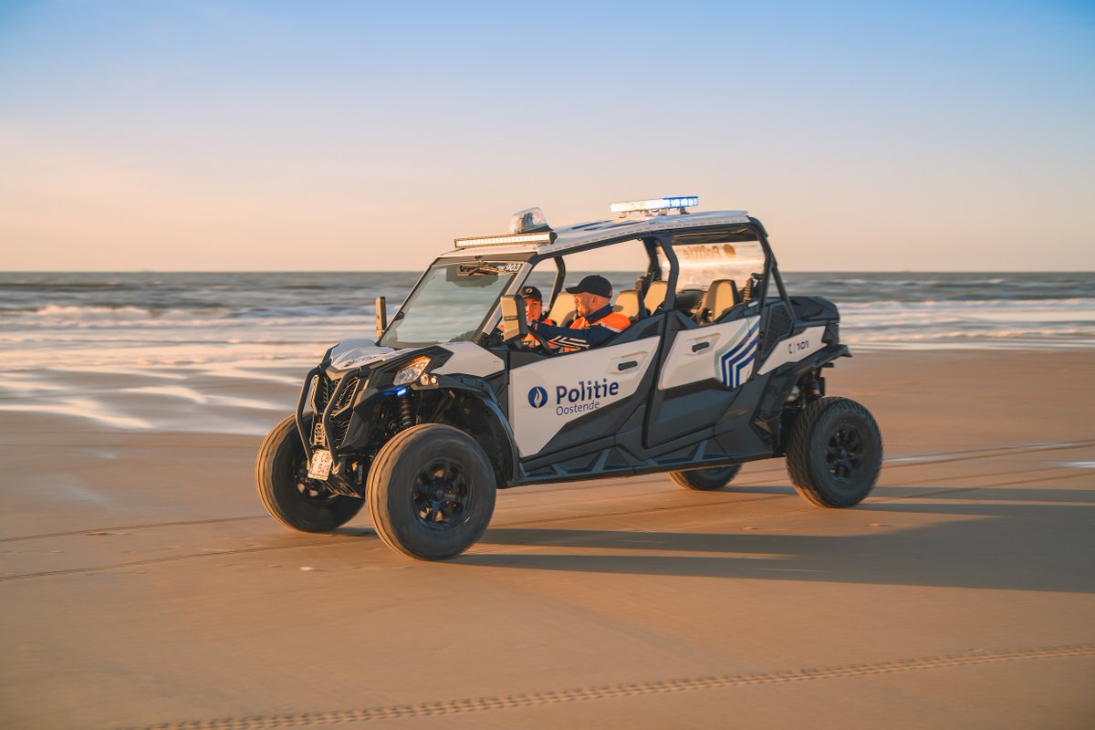 PZOostende's tweet photo. Aha! Onze strandpolitie is opnieuw paraat om jullie een veilige dag aan zee te doen beleven. 🪁🏖️ Waar vind je ons? Wat mag je op het strand en waarvoor kan je bij ons terecht? Alle info op onze website https://t.co/fImfVo29iH #pzoostende #rechtdoorzee https://t.co/rWcU8juhC8