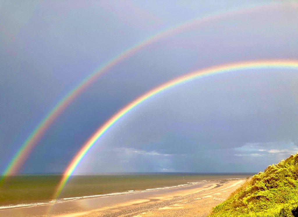 KateLott_'s tweet photo. Yesterday’s magic… Timing couldn’t have been better. 

When it rains look for rainbows 🌈 
When it’s dark look for stars ✨ 

#Believe #MentalHealth #wideopenskies https://t.co/tosisDGaDw