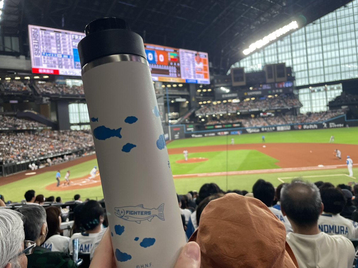 ayuuvuuka's tweet photo. 荷物多い族、観戦のときのビール運び、いつもこぼす😅
ボトル欲しいと悩んでいたらしゃけまるデザイン！飛びついてしまいました😂
欲を言えば、よなよなのエールビール以外も入れてお店で入れてもらえたら嬉しいのになぁ
（よなよなのシーズナルフルーツビール美味だった）
#タイガーボトルで野球観戦 https://t.co/RdJ5MRYmNj