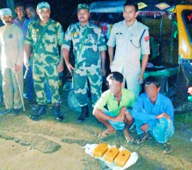 BorderConflicts's tweet photo. #AlertBSF &amp; #AssamPolice  apprehended 2 drug peddlers &amp;  seized 30,000 Yaba tablets worth Rs 3 crore, 1 auto rickshaw and 2 Android phones. Great job 💪
#BSFAgainstDrugs #Alahlytv #SayNoToDrugs #BLACK
#BSFSeizedYaba #cgUT_石川昼
#FathersDay #Is_Humanity_Alive #Anupamaa #Barbecue https://t.co/CN1es7La8L