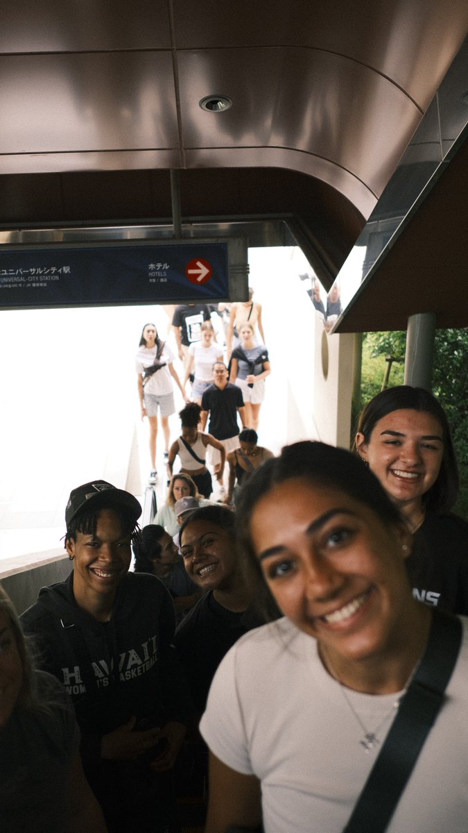 UHAthleticsJP's tweet photo. ハワイ大学女子バスケ部日本ツアー最終日はUSJにて最高に楽しい1日を過ごしました🌏✨
今回の日本ツアーを通じてご協力いただいた日本の関係者の皆様に感謝と御礼申し上げます🇯🇵🤝🏝️
ハワイにお越しの際はハワイ大学のスポーツもぜひご覧下さい!!
#ハワイ #日本 #BowsInJapan https://t.co/YgGnDSoJI8