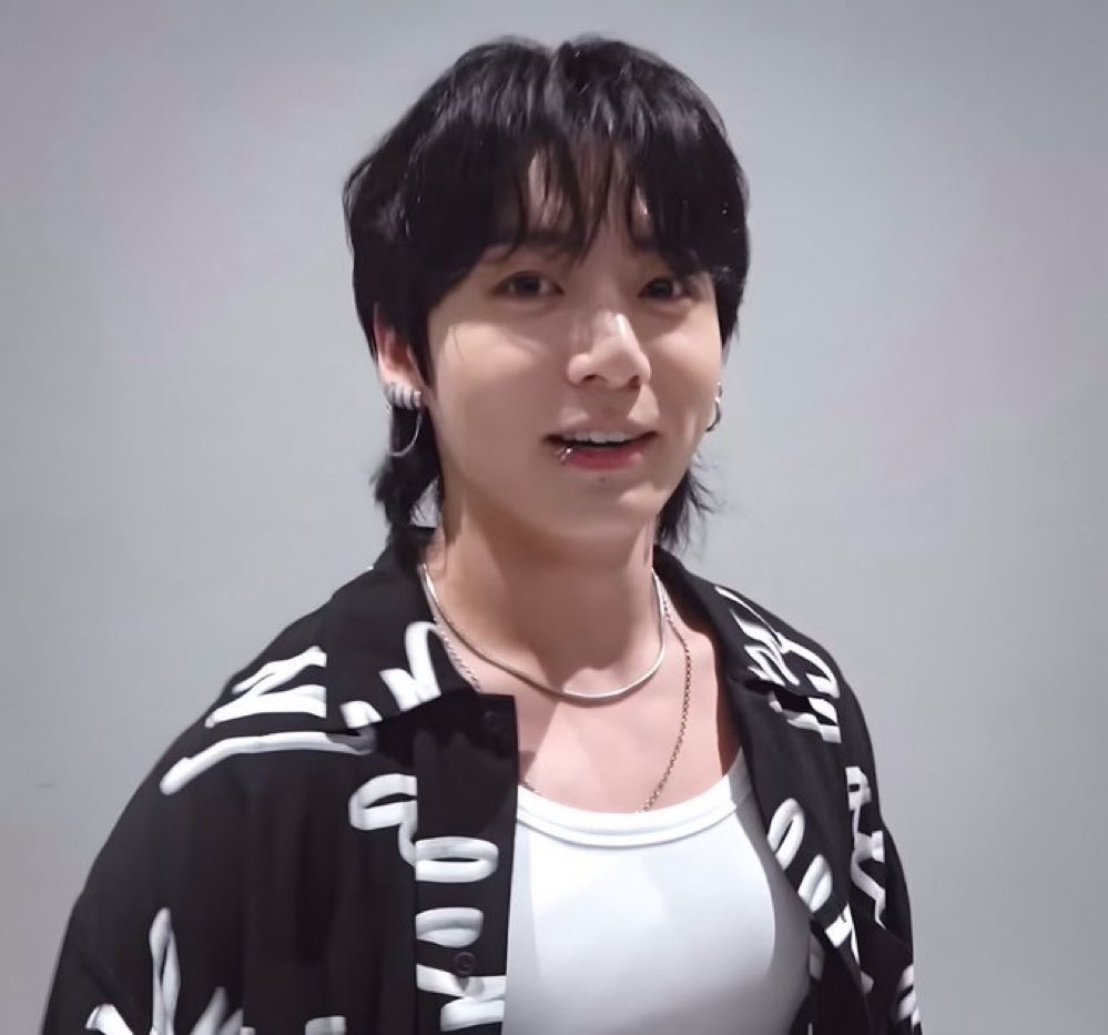 본능처럼. 어딘가에 시선을 빼앗겻음