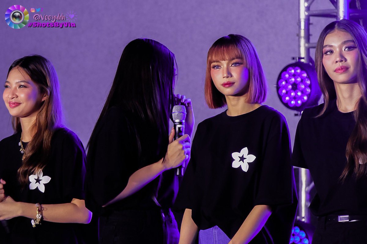 ShotsByViaaa's tweet photo. #HappyBINIDay | #BINI
🗓 06/11/24
📍One Ayala, Makati

@BINI_ph | @bini_gwen | @BiniGwenOFC | #TatakStarMagic | #StarMagic | #BINIyahengJUNEpacked |  #ShotsByVia 🙋🏻‍♀️ https://t.co/N6Kwu3wWha