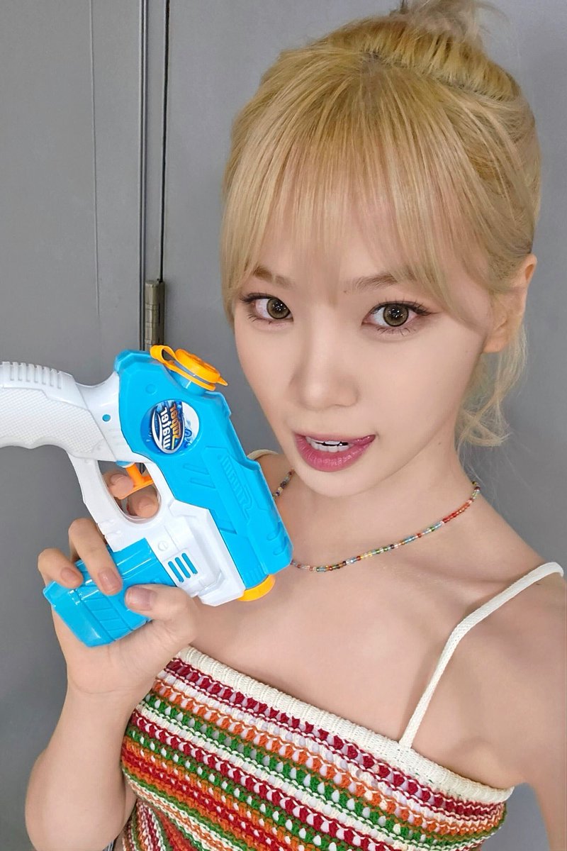 hourly chaewon ☆ tweet media