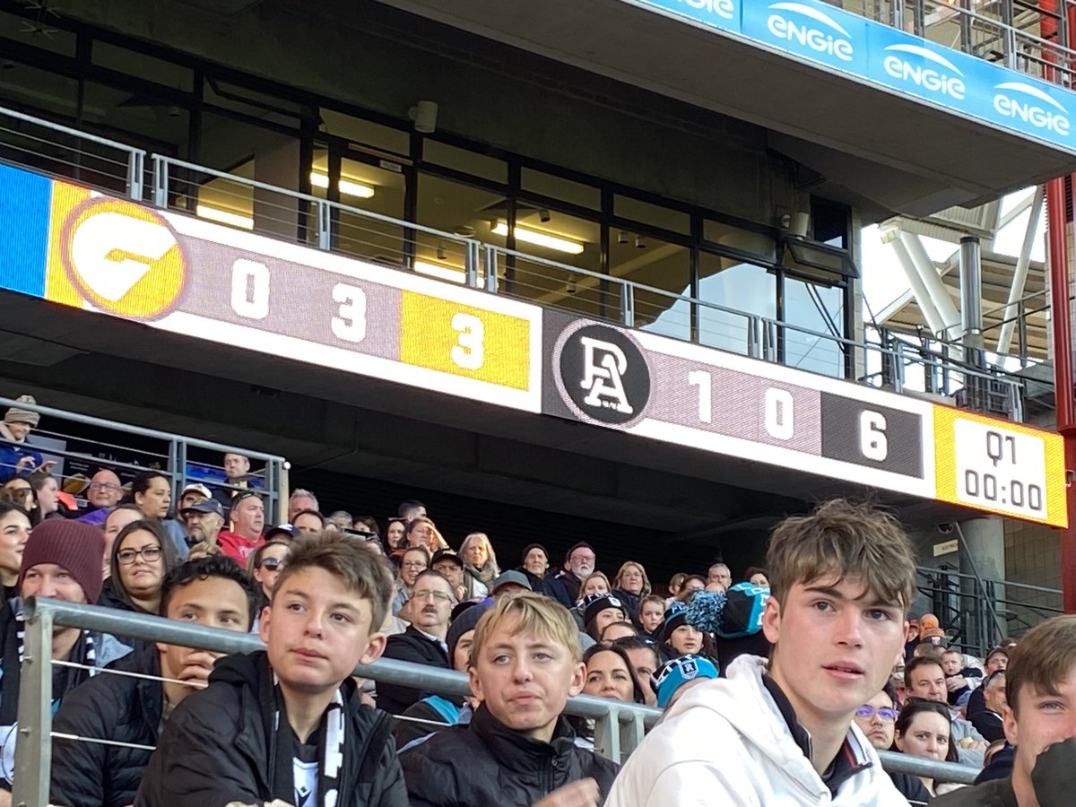 Someone tell the scoreboard monitor at #OlympicStadium the game has started 

#AFLGiantsvPort