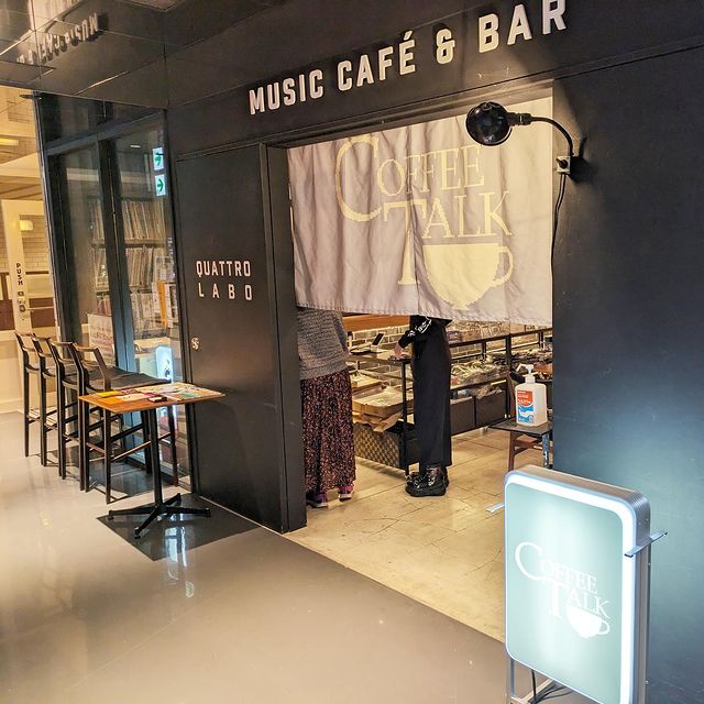 jou562's tweet photo. 渋谷PARCOのクアトロラボで開催中の
Coffee Talk☕コラボカフェに行ってきました！✨

夜しか開かないカフェが舞台で
そこに訪れるお客さんとのひとときを過ごすゲームです🥰
登場するドリンクメニューが再現されています✨

昔のPARCOの電飾がディスプレイされてたので📸

#旅行好きな人と繋がりたい https://t.co/xRxQhUcf7j