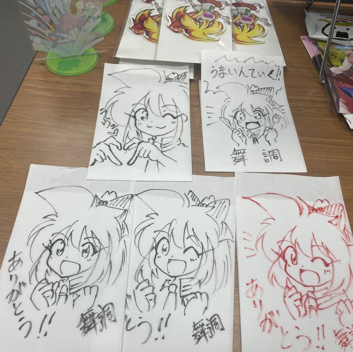 今回は色紙とか切らしてたので
紙ナプキンにいつもの感じで描いてます(笑)
#七宗イラストアート展 