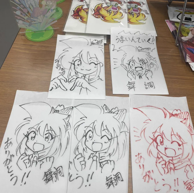 今回は色紙とか切らしてたので
紙ナプキンにいつもの感じで描いてます(笑)
#七宗イラストアート展 
