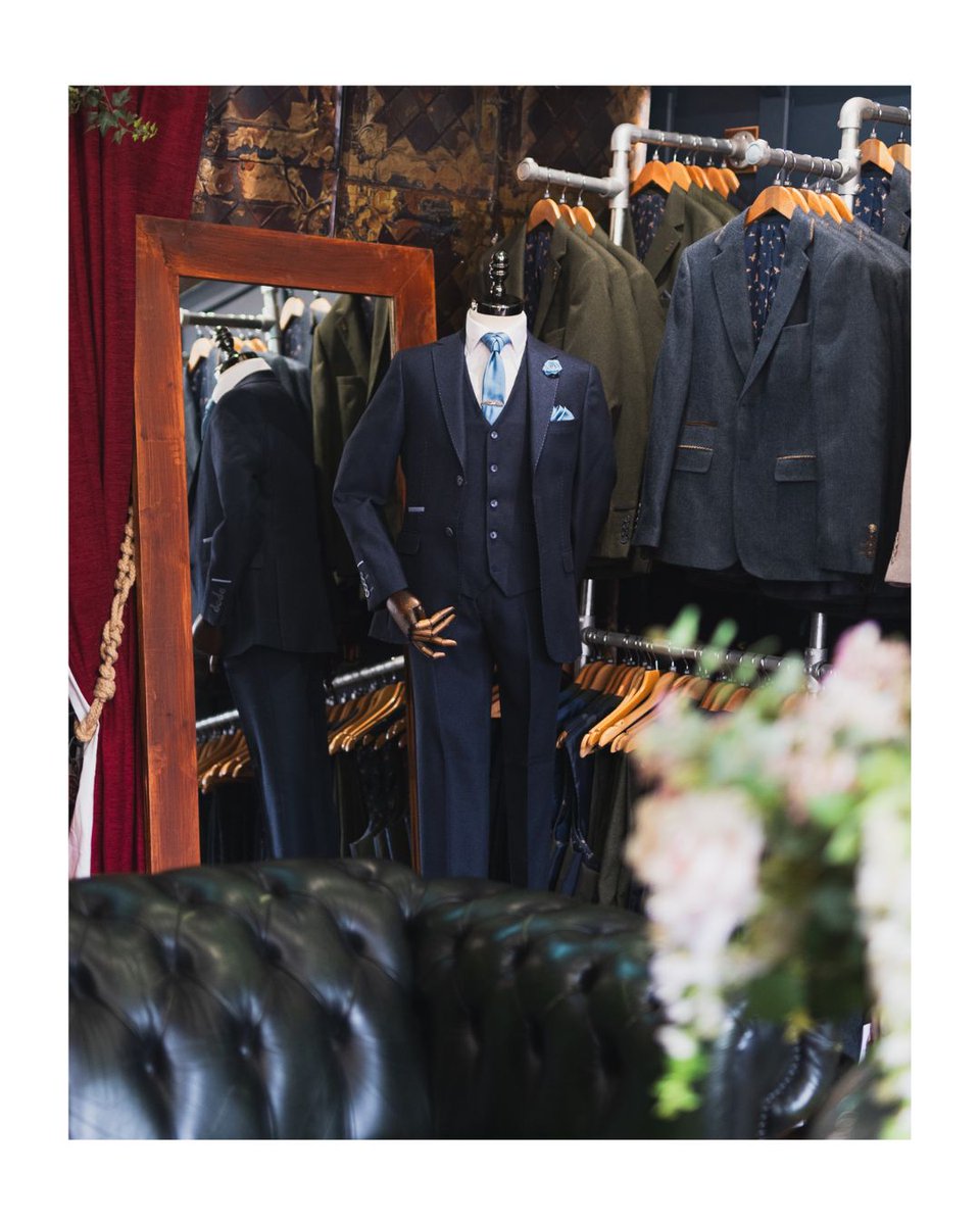 master_debonair's tweet image. 3-piece navy suit – a wardrobe essential for every man. 

Perfect for any occasion, this timeless piece is available in stores and online. Tap the link to shop the look: bit.ly/45jklXt 

#MensFashion #NavySuit #WardrobeEssentials #ClassicMenswear