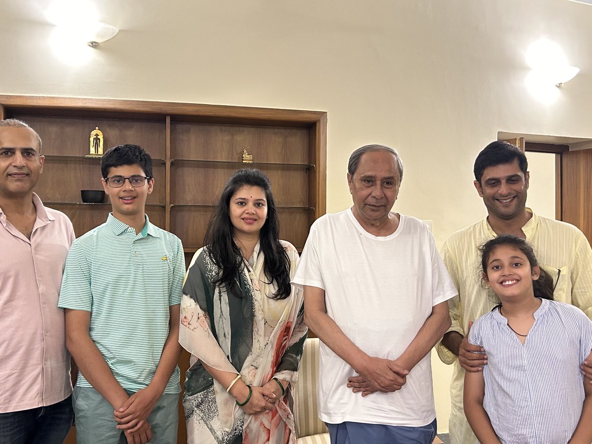 DeoKalikesh's tweet photo. Wonderful to meet Sri ⁦@Naveen_Odisha⁩ and seek his blessings on the occasion of my son’s birthday. His 24 year stint as CM of Odisha has witnessed exceptional development in the state. Looking forward to being a constructive opposition in the assembly. https://t.co/Py3dNNAIvs