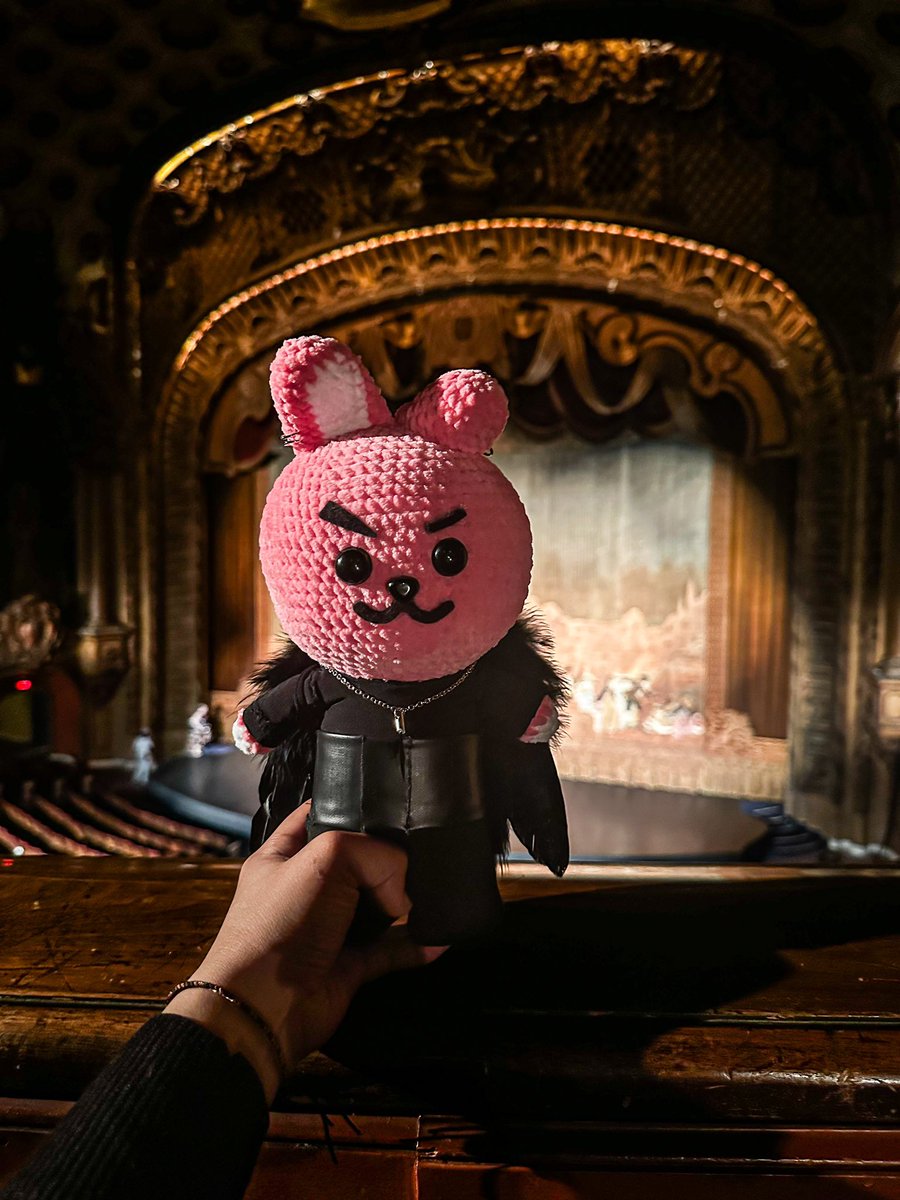 razielcrafts's tweet photo. Black Swan Cooky at the LA Theater
#BTS #Jungkook #BTSBlackSwan @BTS_twt https://t.co/ZokdAXp0JE
