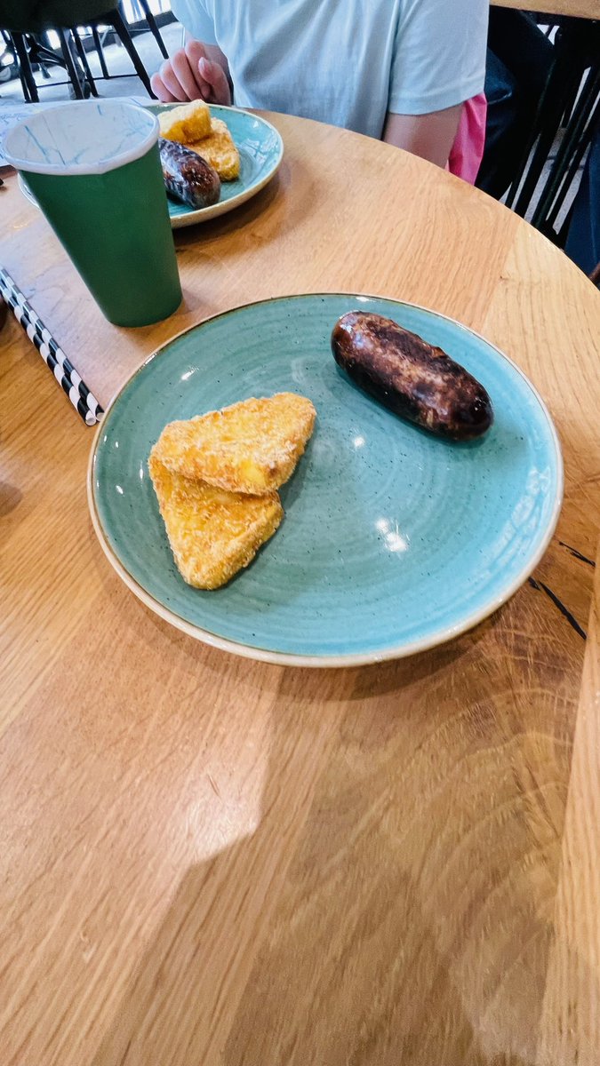 ab_FinTech's tweet image. I’m not going to name and shame the restaurant. £5.50 for a kids build your own 4 item breakfast, apparently the sausage counts as 2 items 🤨. The compensation was a slice of toast for each kid.