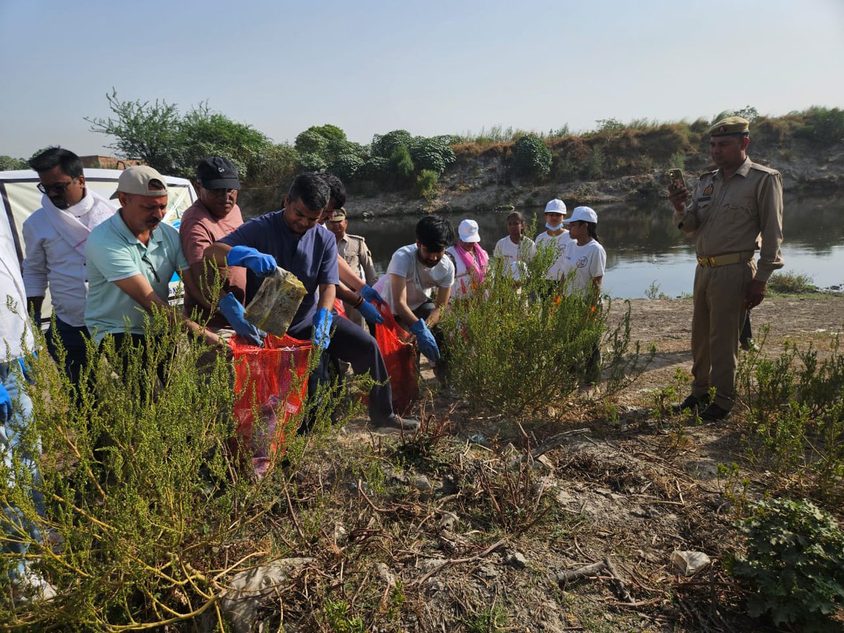 वॉलिंटियर्स 137 एवं वाय एस एस फाउंडेशन कि संयुक्त तत्वाधान में हिंडन नदी के डूब क्षेत्र में अभियान चलाया गया, जिसमें स्वयं जिलाधिकारी, डीएफओ प्रमोद कुमार श्रीवास्तव, वन विभाग, नोएडा प्राधिकरण, स्वास्थ्य विभाग, थाना सेक्टर 144 के अधिकारियों व गंगा समिति के सदस्य शामिल रहे।
