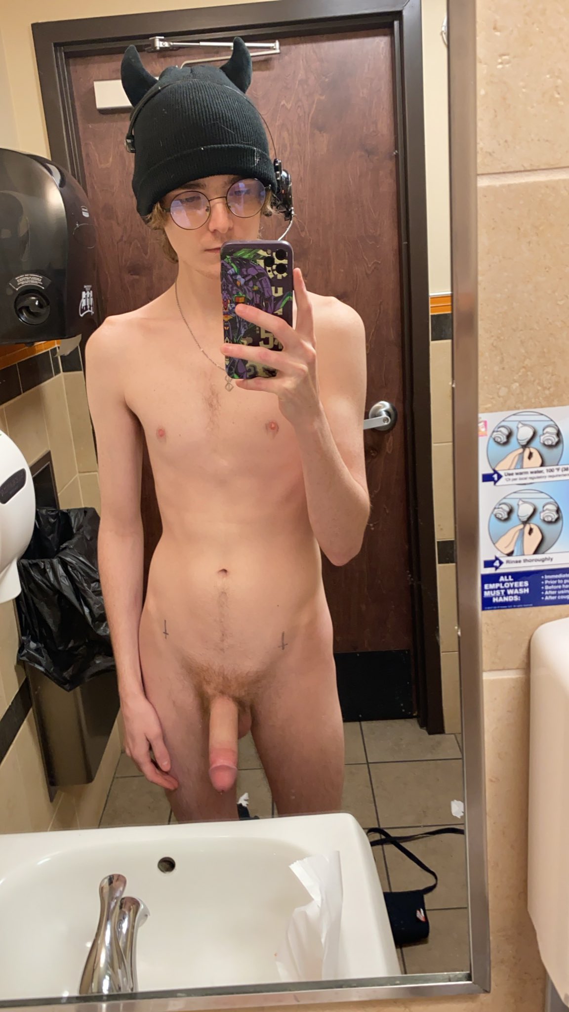 2 pic. donut kinda works as a cock ring i guess? (and this was one of the ones i made for myself but i didn’t want it anymore so my intrusive thought won) https://t.co/p7pD7v0osQ