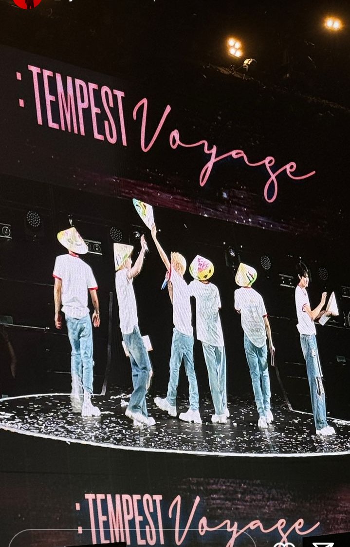 AmLona04's tweet photo. 👀 Không chỉ idol , Staff nhà Bão up story : *Tui hem muốn về Hàn Quắc nữa đâu ~ 
Ai rồi cũng mê Việt Nam như điếu đổ thoiii😆😆 #TEMPEST #Tempest_vogaye #tempestinvietnam #TEMPESTinHCN https://t.co/xF0l3yL33E